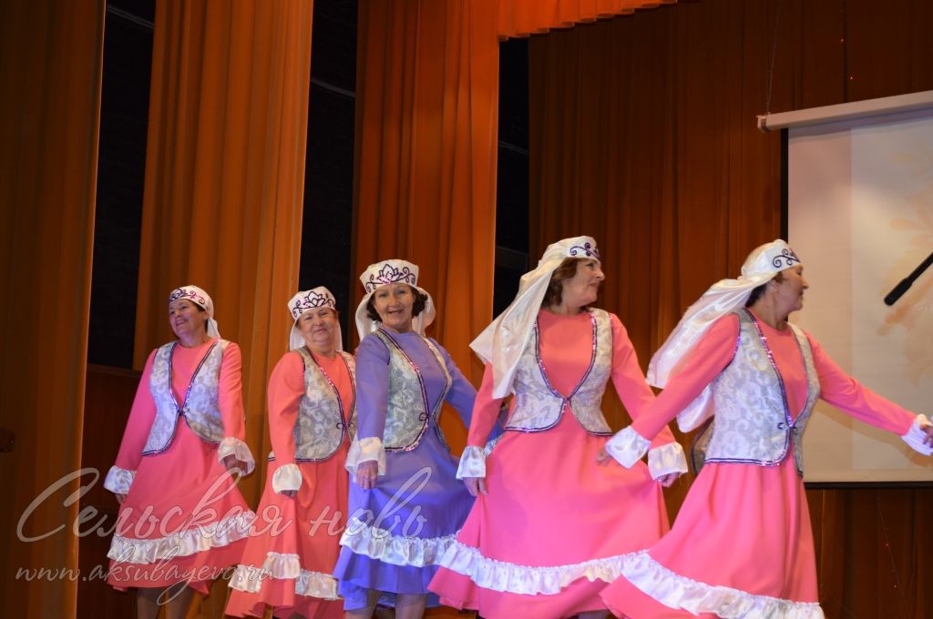 В Аксубаевском районе «золотому» возрасту дарили песни и танцы