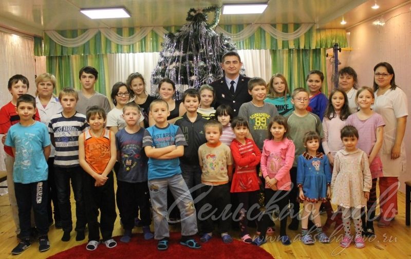 Полицейский Дед Мороз пришел в Аксубаевский приют