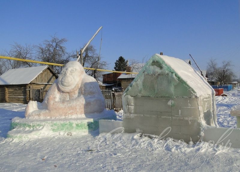 В Аксубаевском районе создают монументальные скульптуры из снега и льда