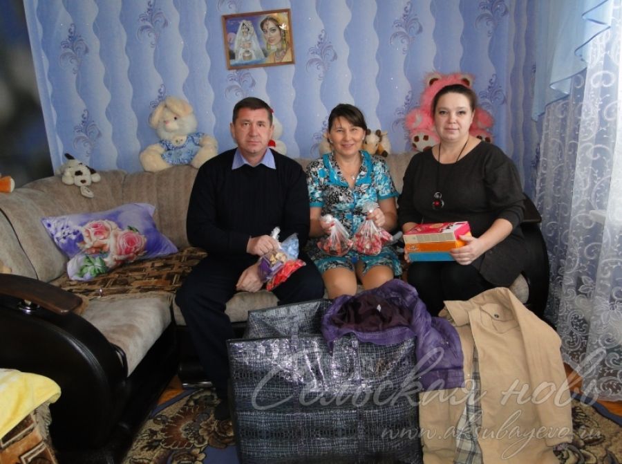 Многодетной семье из Аксубаевского района преподнесли целый баул подарков