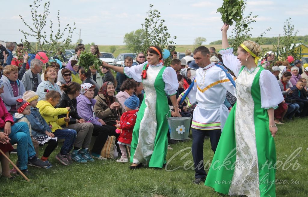 На Троицу в Аксубаевском районе плели венки и водили хороводы