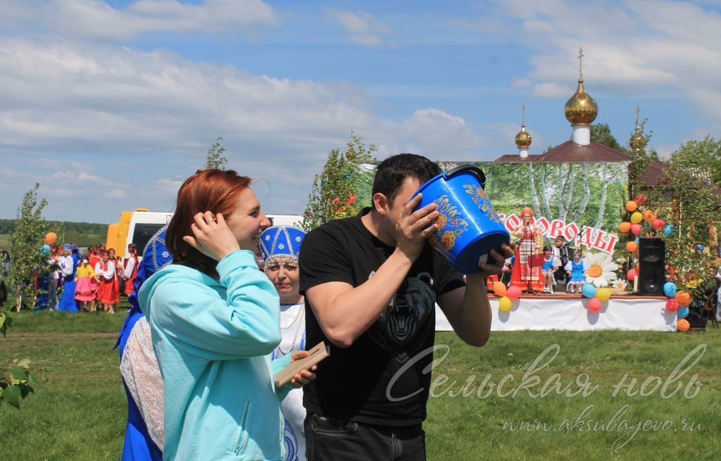 На Троицу в Аксубаевском районе плели венки и водили хороводы