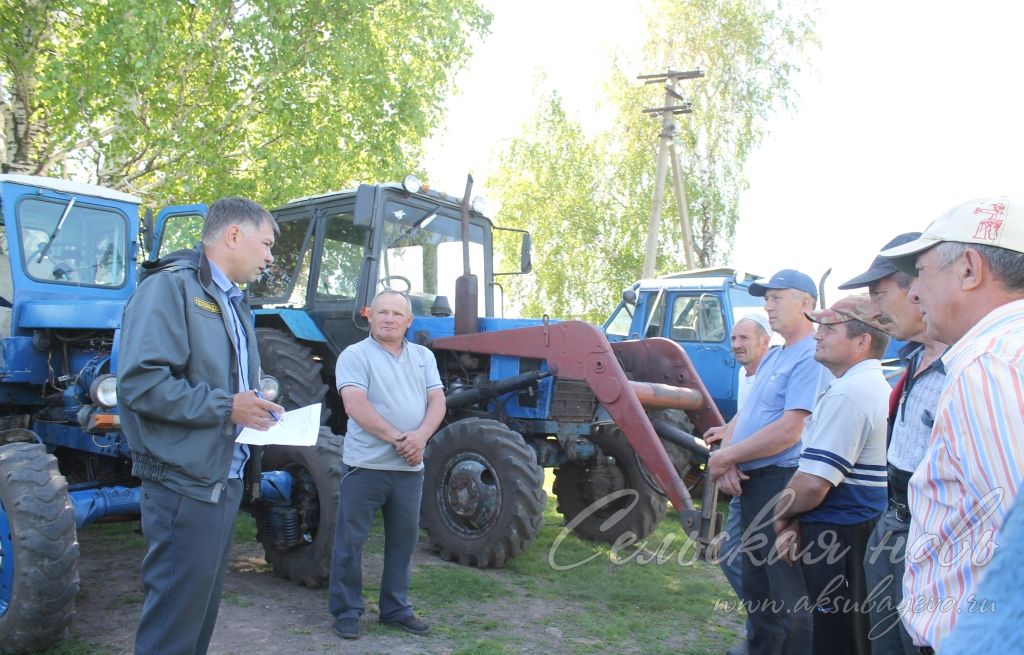 В Аксубаевском районе гостехнадзор проверяет трактора частников