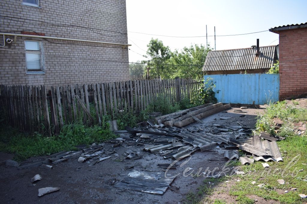 В Аксубаеве горела крыша 27-квартирного жилого дома (+ ФОТО)