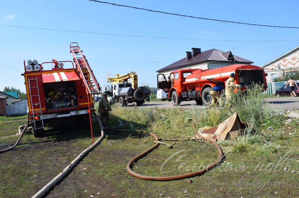 В Аксубаеве горела крыша 27-квартирного жилого дома (+ ФОТО)
