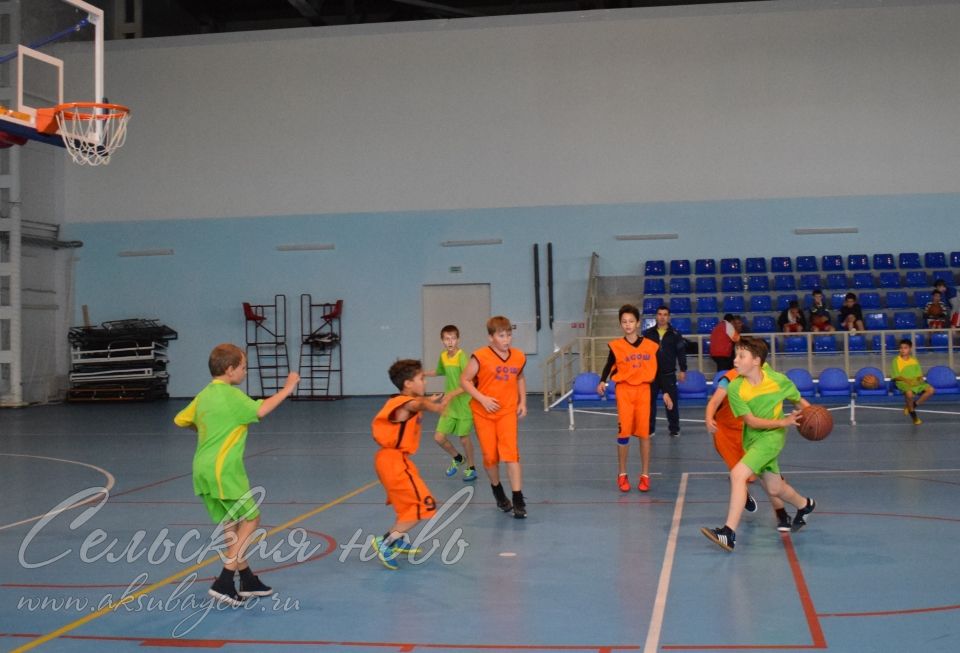 В спортивном зале «Юность» продолжаются соревнования по баскетболу