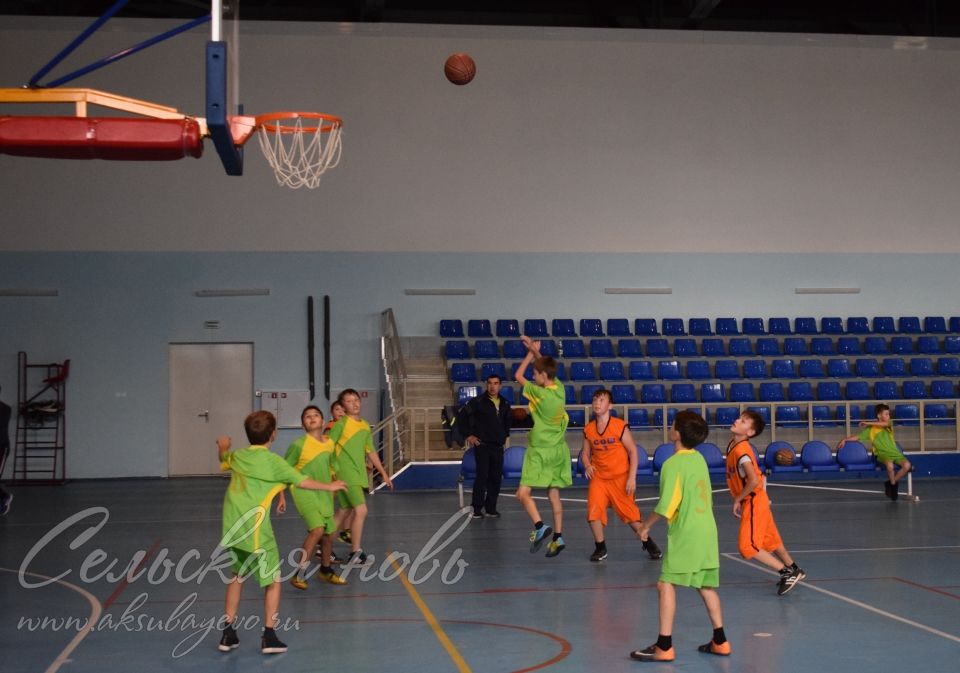 В спортивном зале «Юность» продолжаются соревнования по баскетболу