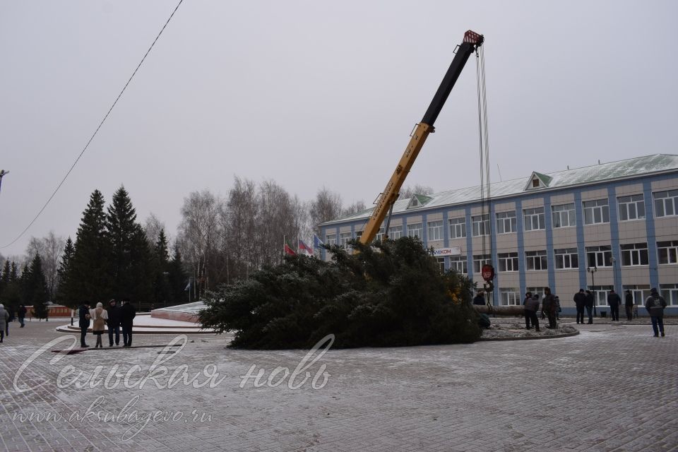 Праздник к нам приходит: на главной площади Аксубаева установили елку