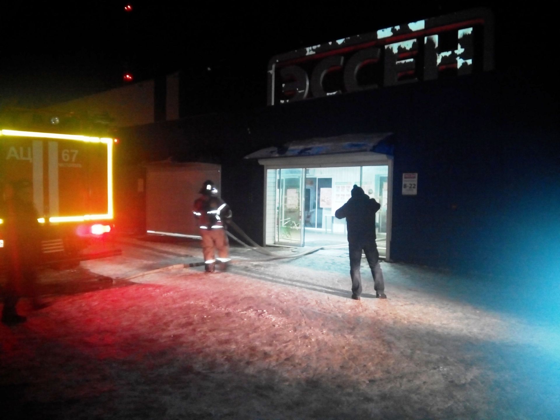 В ночном пожаре в ТЦ «Эссен» в Чистополе сгорел один из ларьков
