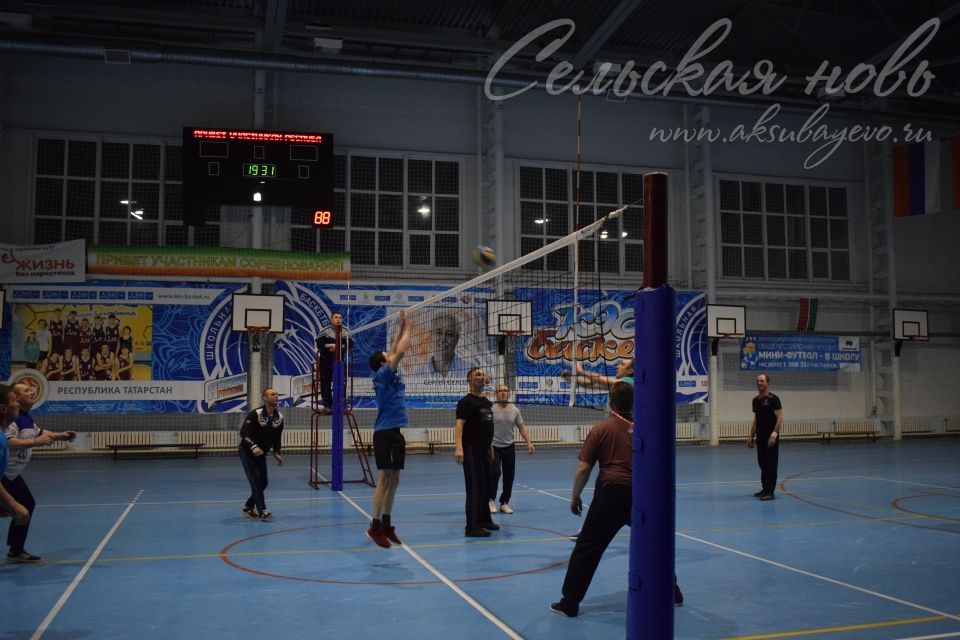 Аксубаевские волейболисты разыграли кубок ветеранов