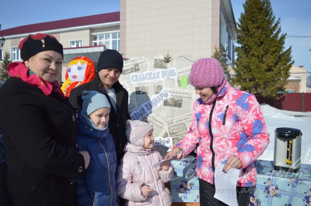 Аксубаевская редакция организовала акцию «Дерево добра» и угощала подписчиков блинами