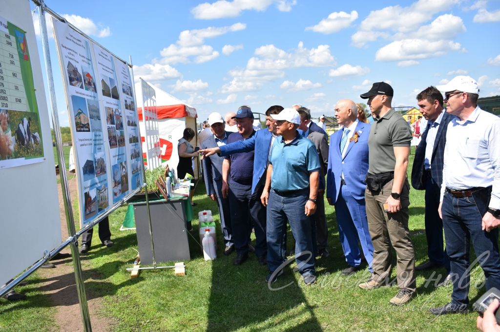 Президент Татарстана Рустам Минниханов и глава Минсельхозпрода РТ  Марат Ахметов посетили Аксубаевский район