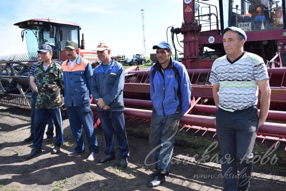 В Аксубаевском районе проверяют кормоуборочную технику прямо в деле: после приемки - на кормозаготовку