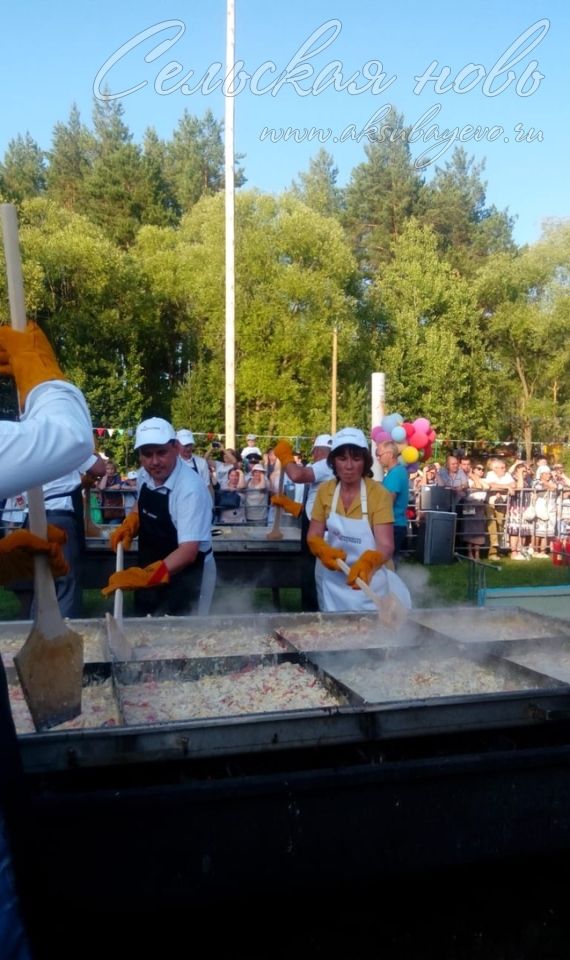 Аксубаевцы отведали яичницу из 7777 яиц на фестивале "Скорлупино" в Пестрецах