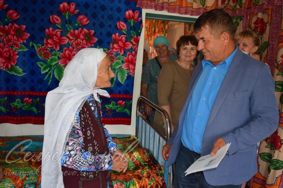 Глава Аксубаевского муниципального района Камиль Гильманов поздравил ветерана тыла и труда с 90-летним юбилеем!