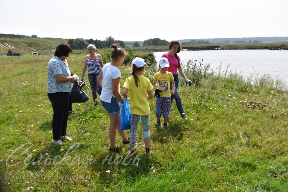 Редакция газеты «Сельская новь» присоединилась к экологической акции «Чистый берег» и очистила берег пруда в Аксубаевском районе