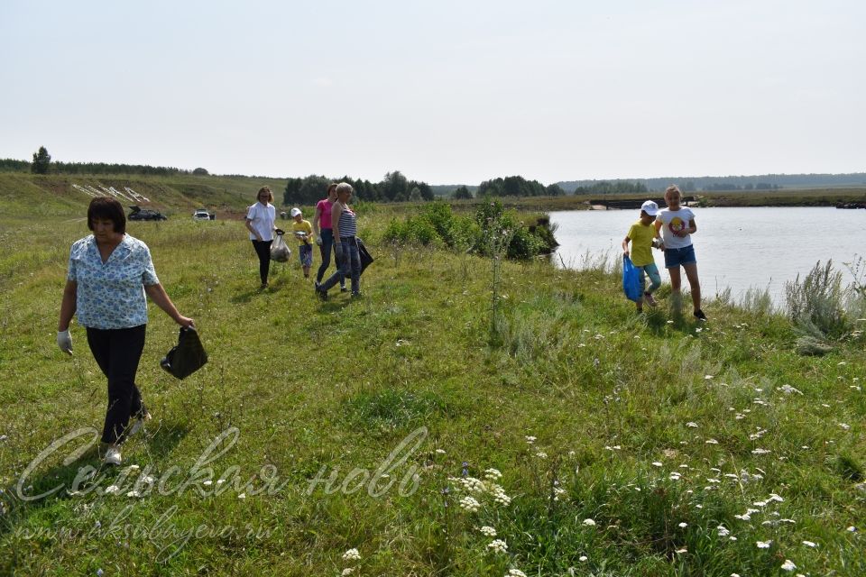 Редакция газеты «Сельская новь» присоединилась к экологической акции «Чистый берег» и очистила берег пруда в Аксубаевском районе