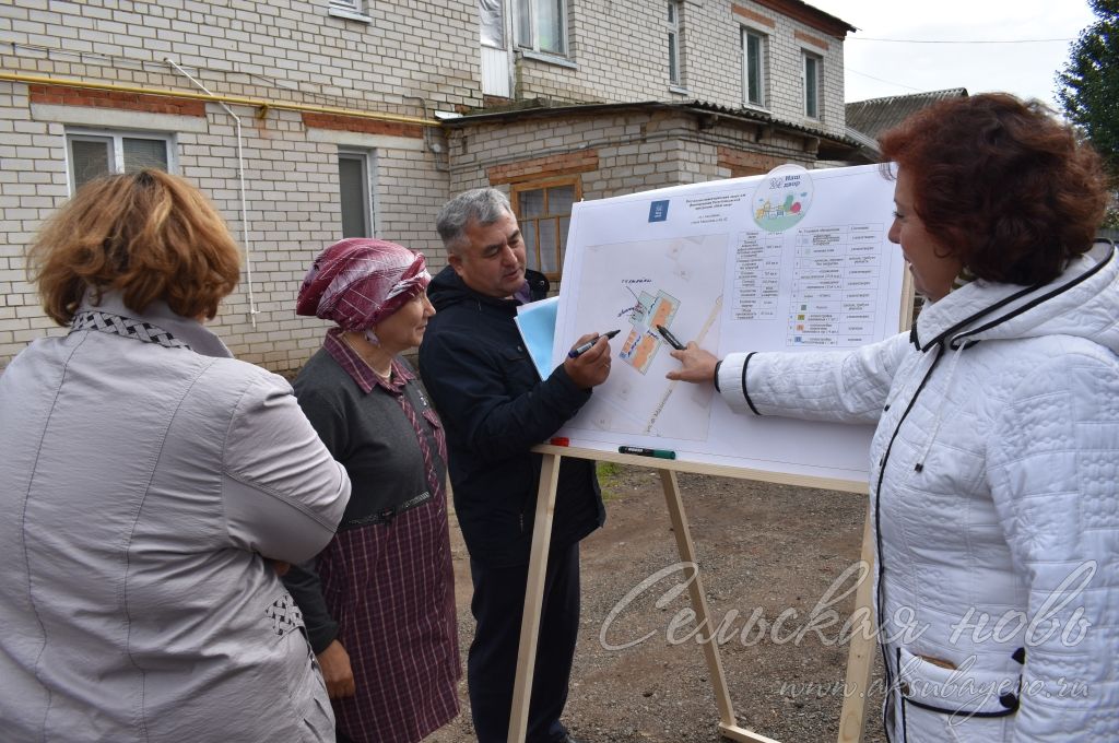 Проект "Наш двор" шагает по Аксубаеву: жителям нужен асфальт, освещение, детская площадка