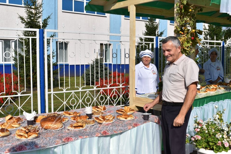 На избирательном участке в Аксубаевском техникуме универсальных технологий для избирателей приготовили 2000 порций плова и шашлык