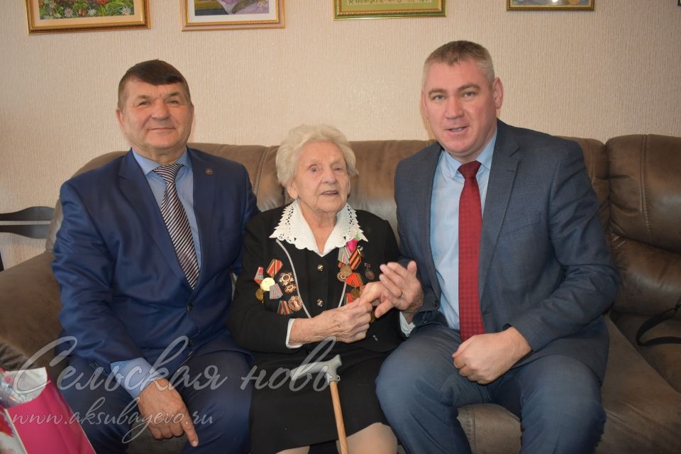 Глава Аксубаевского района поздравил участницу войны Нину Телешеву с днём рождения