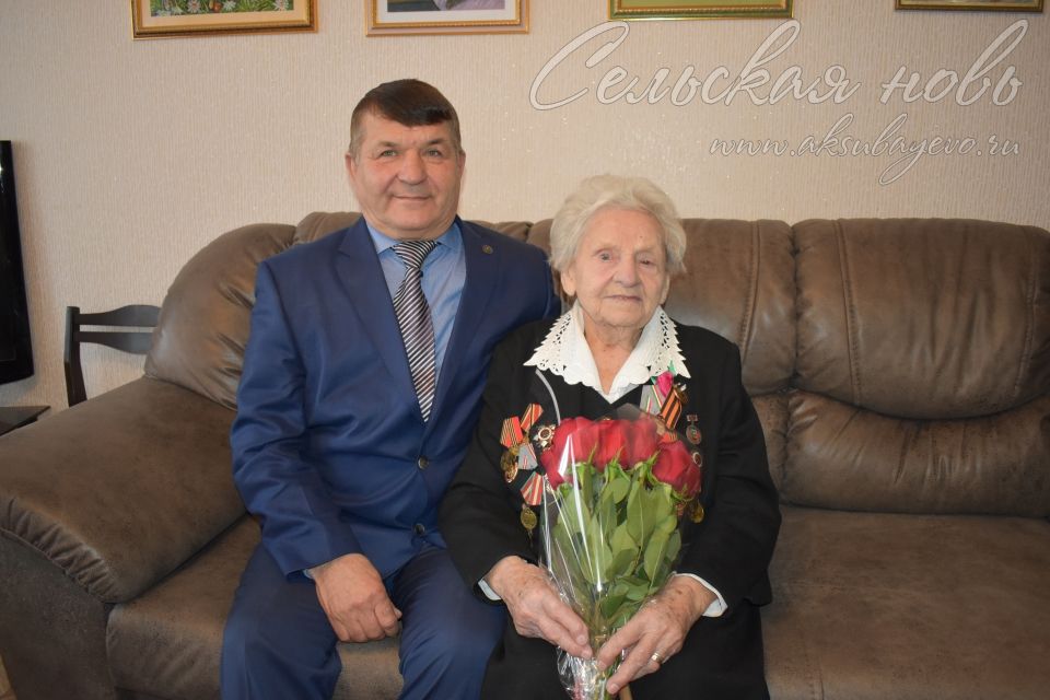 Глава Аксубаевского района поздравил участницу войны Нину Телешеву с днём рождения