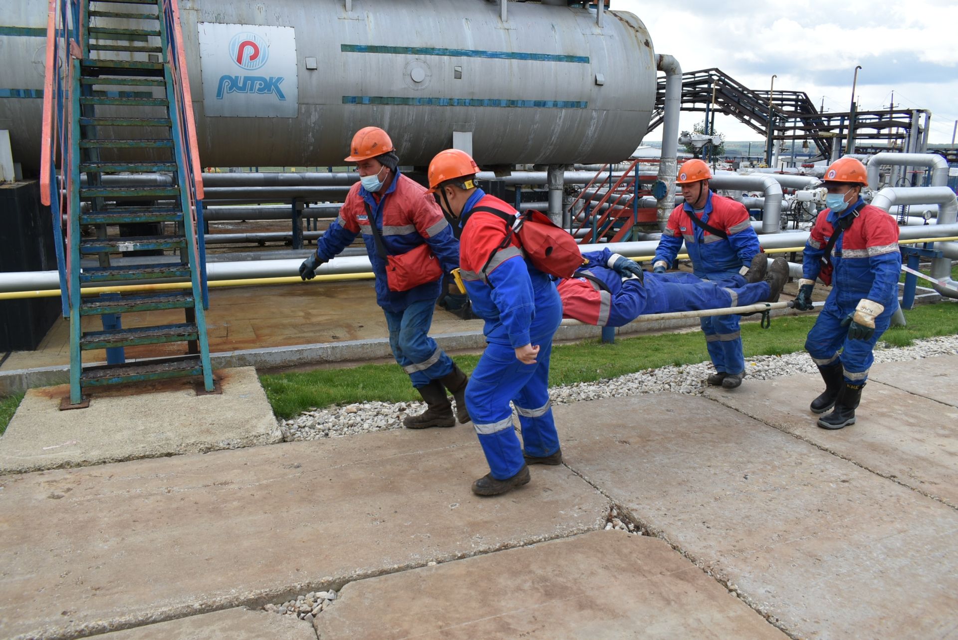 Аксубаевские спасатели отработали последствия «разлива нефти»