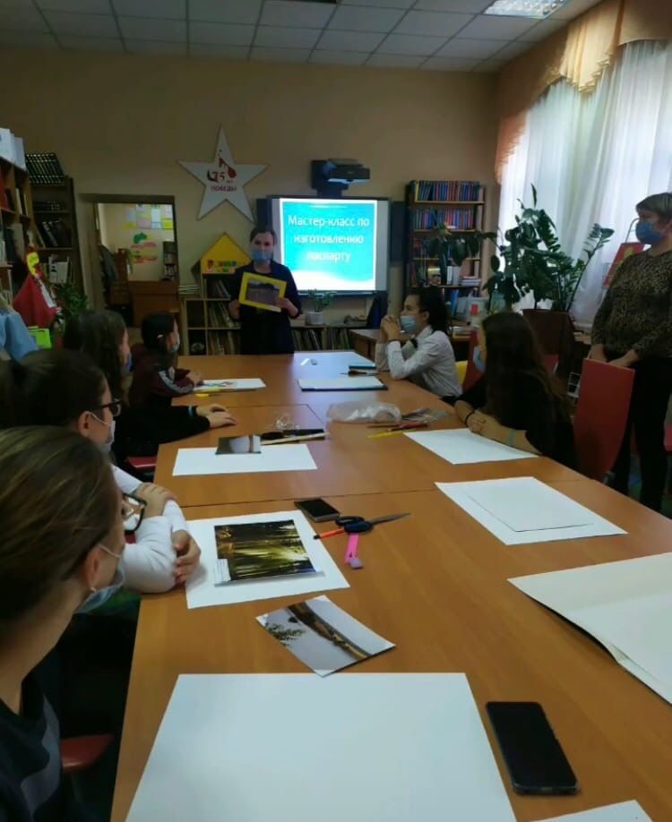 В Аксубаевской библиотеке клуб приемных семей «Союз добра» провел мастер-класс по изготовлению паспарту