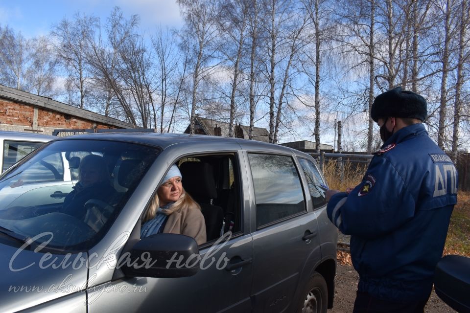 В Аксубаевском районе автомобили глав поселений и исполкома проверили сотрудники ГИБДД