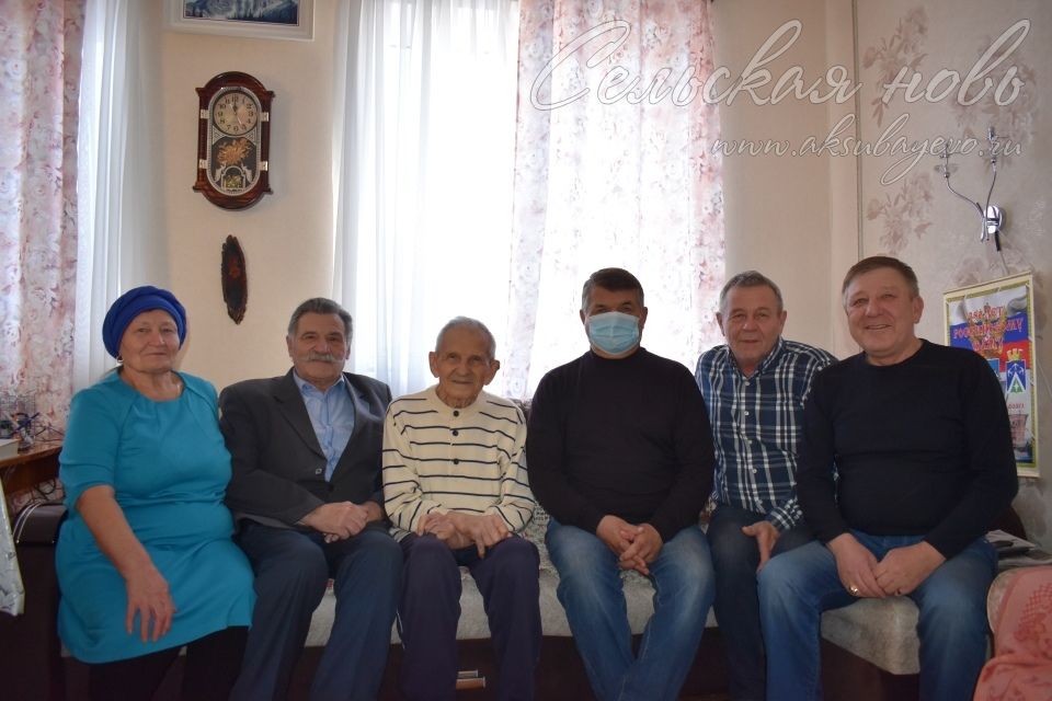 Участника ВОВ Елисея Тимирясова поздравил с 97-летием глава Аксубаевского района