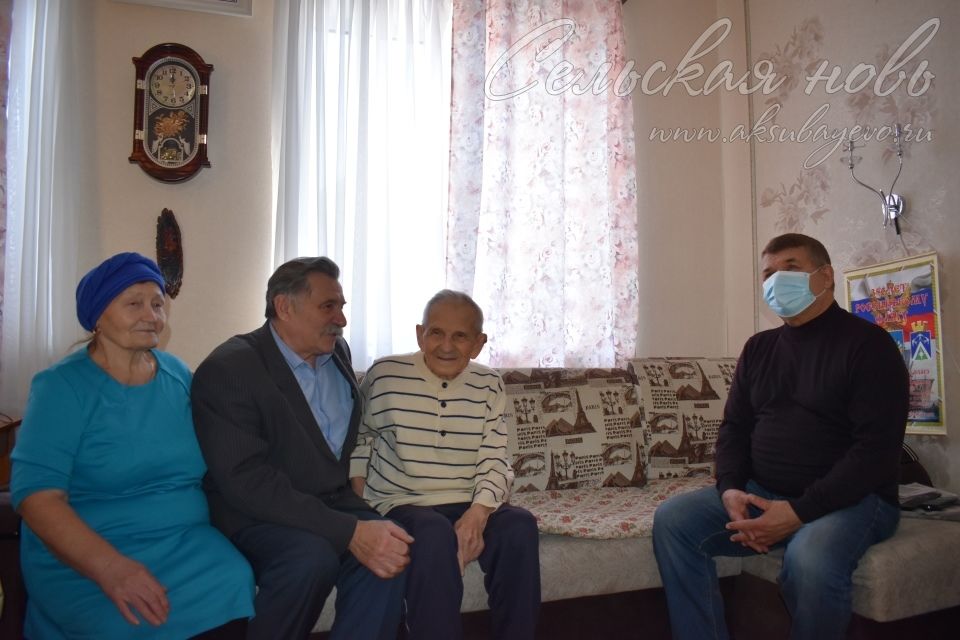 Участника ВОВ Елисея Тимирясова поздравил с 97-летием глава Аксубаевского района