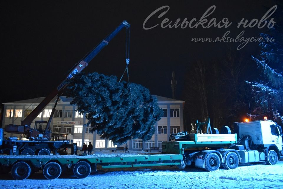 На главной площади Аксубаева устанавливают новогоднюю елку