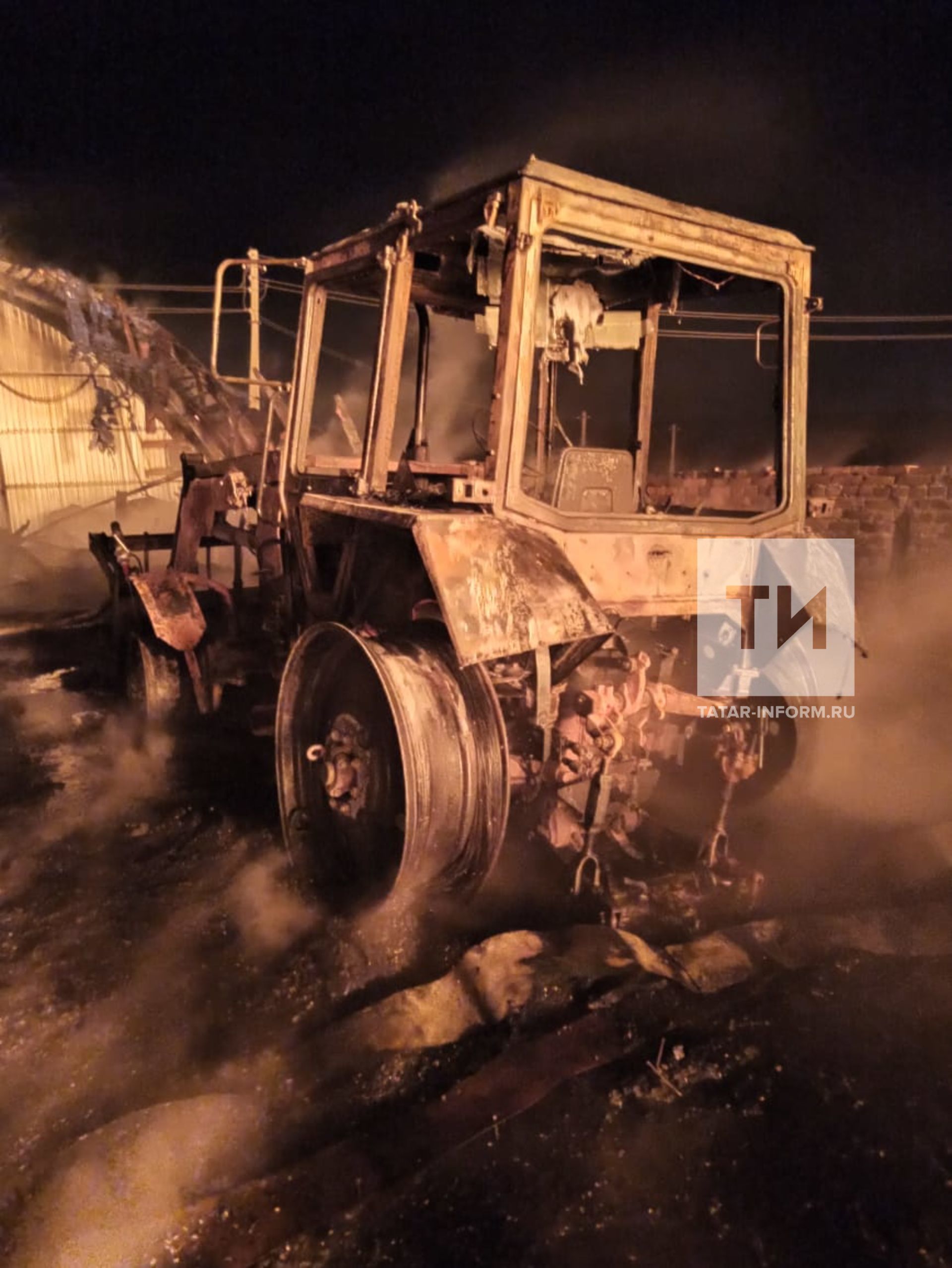В горящем ангаре в Татарстане сгорели два трактора и сено