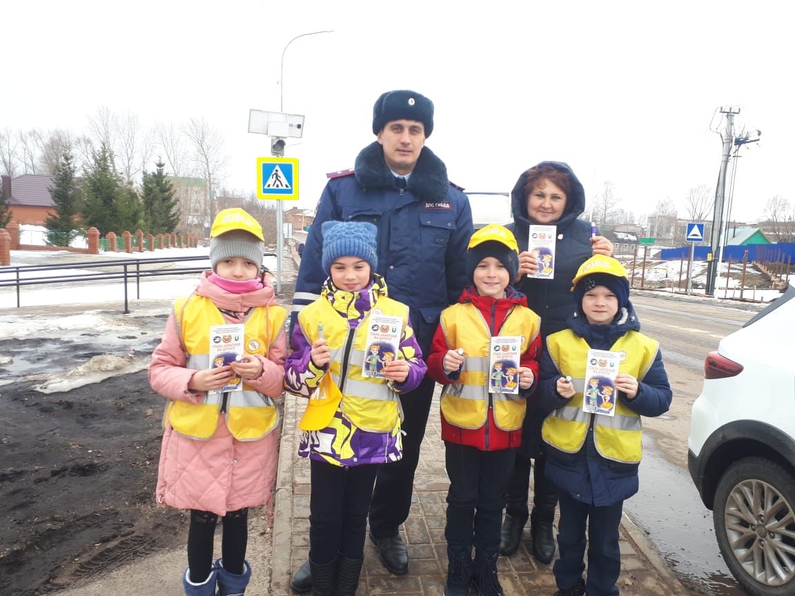 Аксубаевские ЮИДовцы помогают госавтоинпекторам на дороге&nbsp;