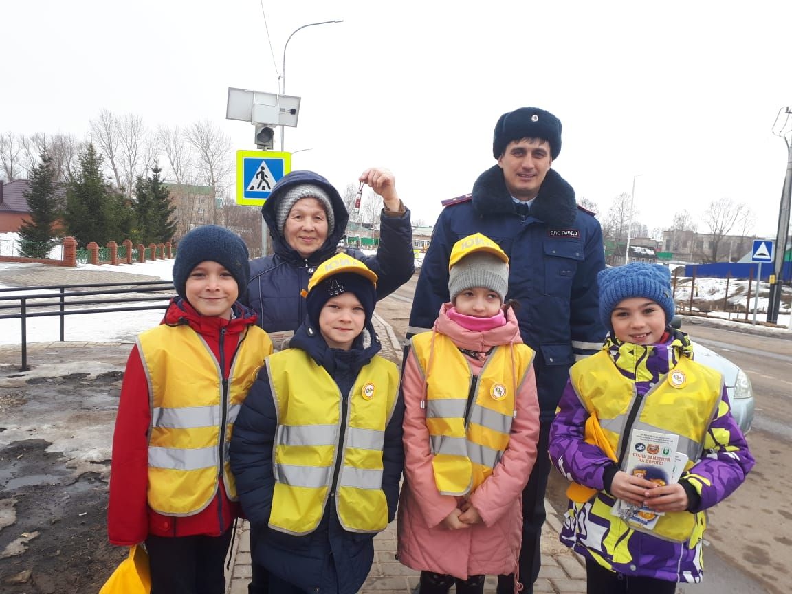 Аксубаевские ЮИДовцы помогают госавтоинпекторам на дороге&nbsp;