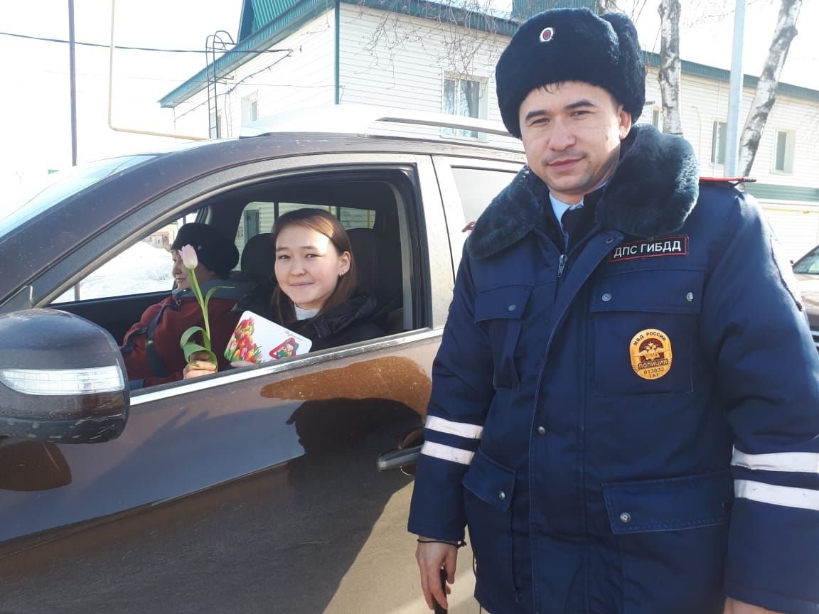 Аксубаевских автоледи поздравили госавтоинспекторы