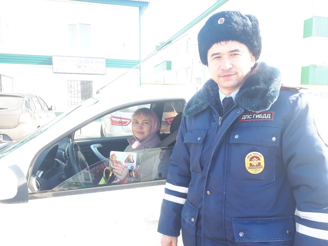 Аксубаевских автоледи поздравили госавтоинспекторы