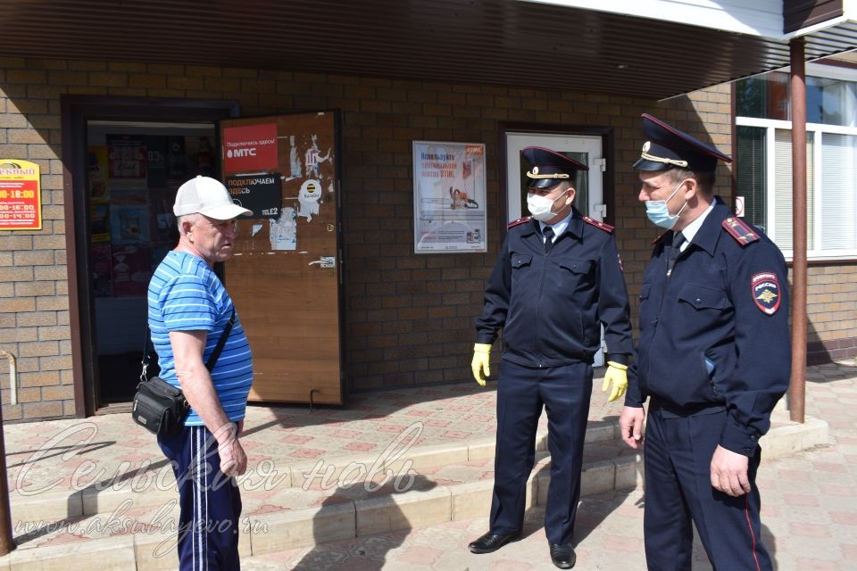 Аксубаевские полицейские прошлись по улицам и торговым точкам, наказывая «безмасочников» и нарушителей самоизоляции
