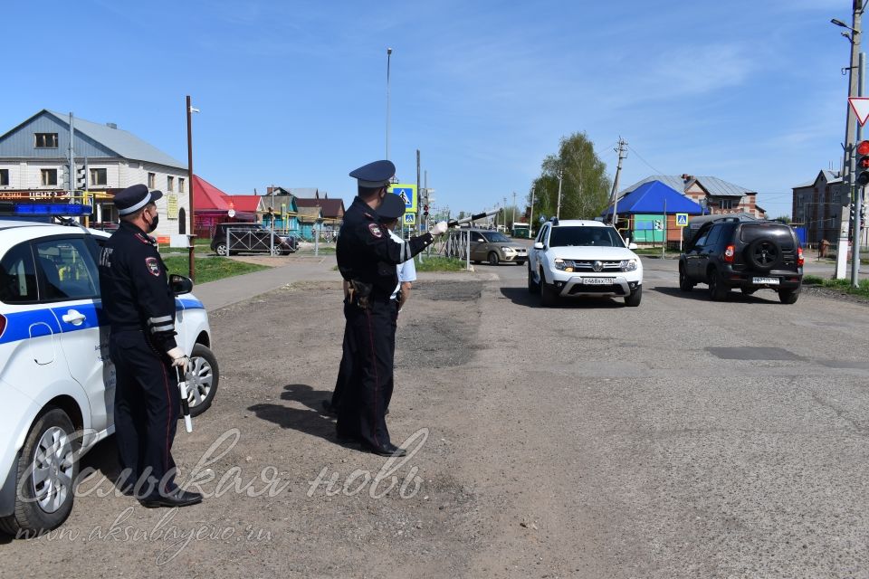 Аксубаевские полицейские прошлись по улицам и торговым точкам, наказывая «безмасочников» и нарушителей самоизоляции