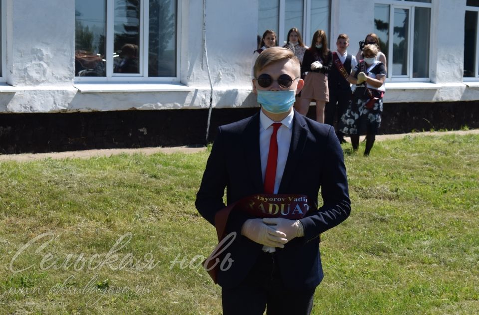 В масках и перчатках: аксубаевским выпускникам начали выдавать аттестаты