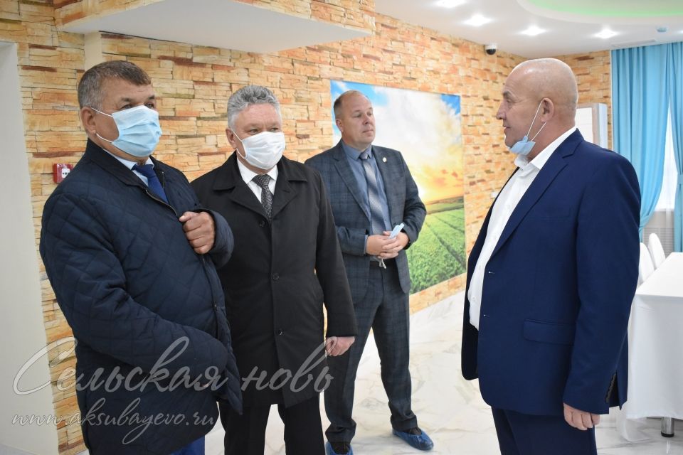 Рафис Бурганов в рабочей поездке в Аксубаевский район посетил строящийся сквер, провел совещание с директорами школ и побывал в техникуме, где поют гимн по утрам