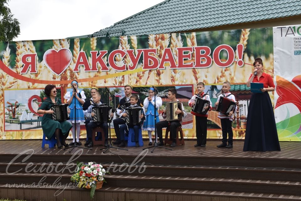 Рафис Бурганов в рабочей поездке в Аксубаевский район посетил строящийся сквер, провел совещание с директорами школ и побывал в техникуме, где поют гимн по утрам