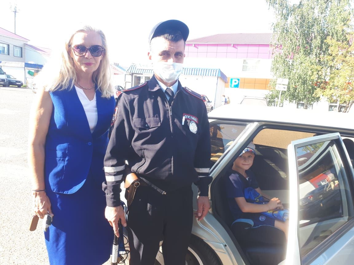 Аксубаевские госавтоинспекторы в канун Дня знаний дарили юным пассажирам рюкзачки