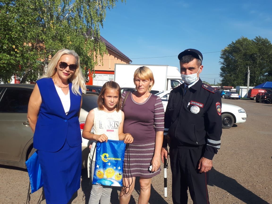 Аксубаевские госавтоинспекторы в канун Дня знаний дарили юным пассажирам рюкзачки