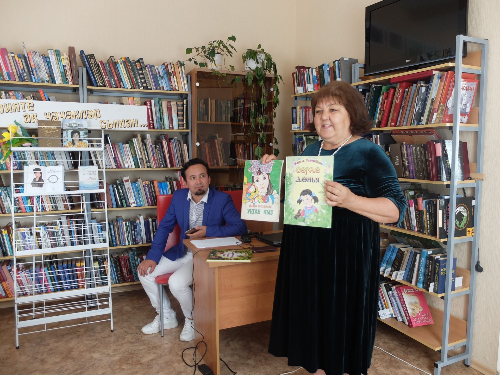 Аксубаевскую библиотеку посетил гость из Китая и Депутат Государственного Совета РТ шестого созыва