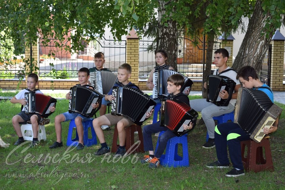 Детский народный ансамбль баянистов «Аксубай егетлэре» проводит репетиции под открытым небом