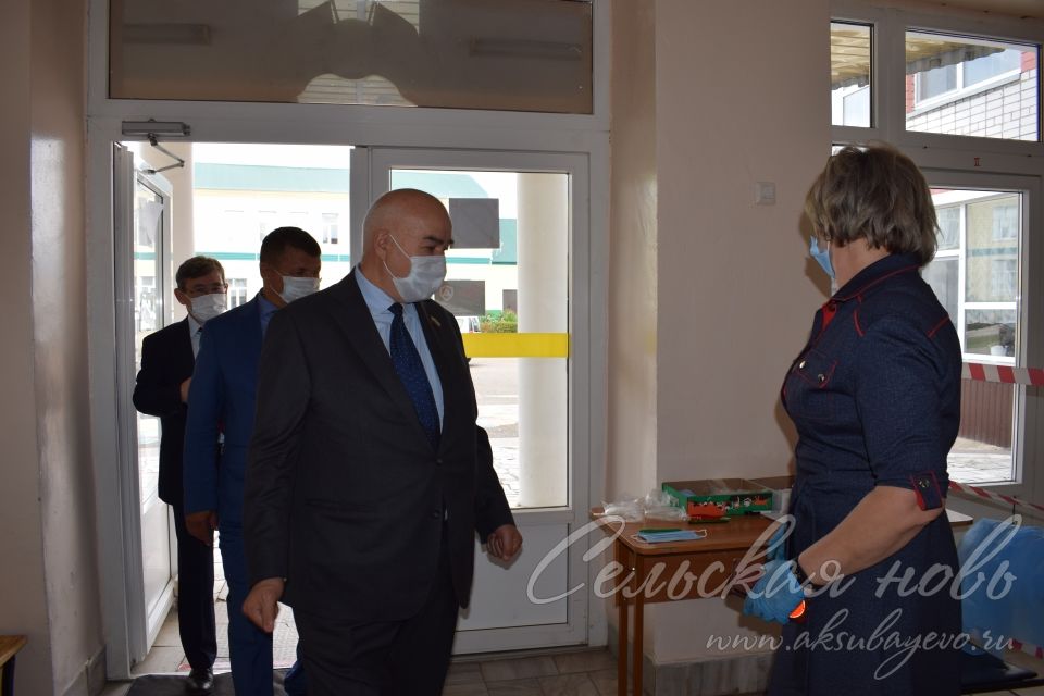 Избирательные участки в Аксубаевском районе посетил министр спорта Владимир Леонов