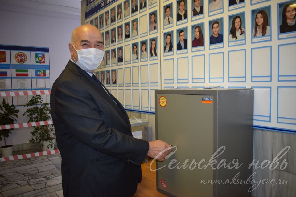 Избирательные участки в Аксубаевском районе посетил министр спорта Владимир Леонов