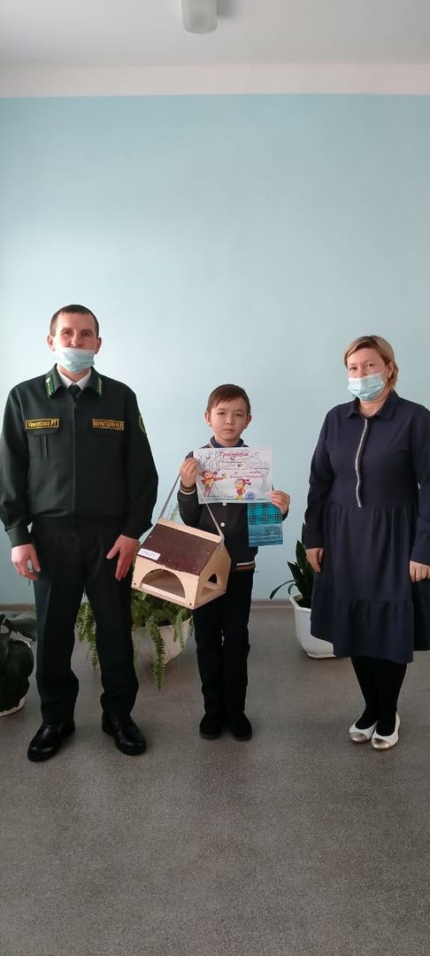 Аксубаевские школьники за лучшие кормушки получили награды