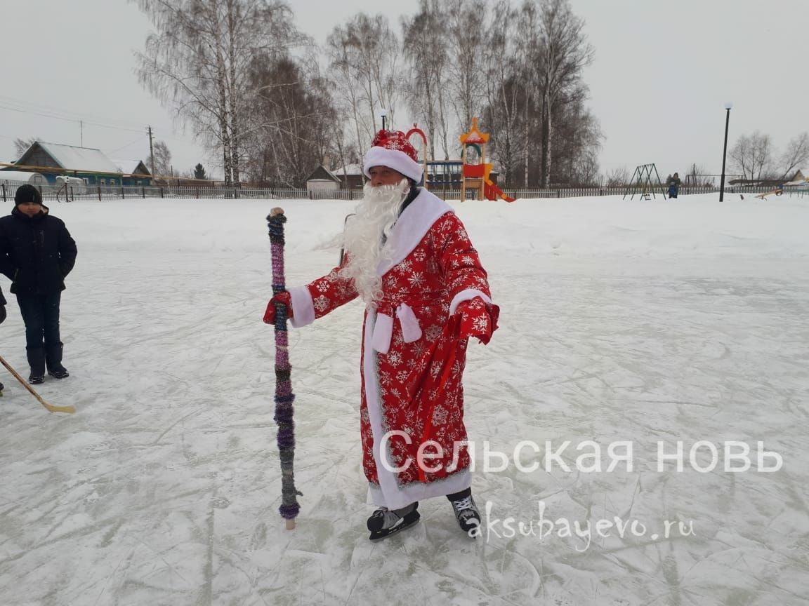 В Аксубаевском районе глава поселения надел костюм Деда Мороза и встал на коньки с детворой&nbsp;