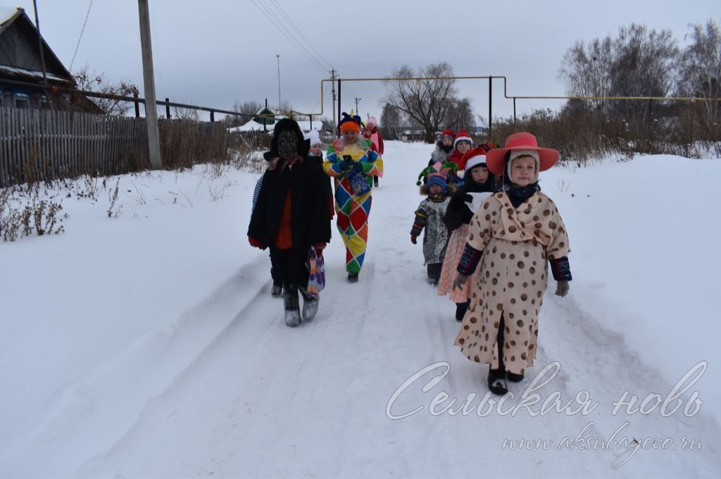 Рождественские забавы: детвора в Аксубаевском районе колядует по домам